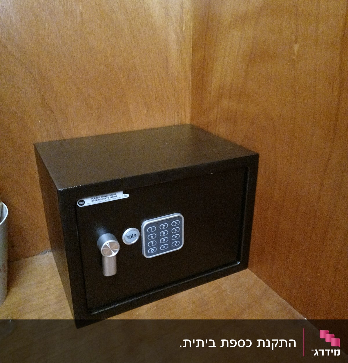 כספת שחורה עם לוח מקשים ומנעול